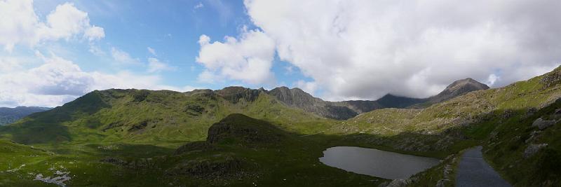 K800_P1000564_Panorama Snowdon 1.JPG - Panoramablick vom Llyn Teyrn; im Hintergrund ein Teil des Snowdon Horseshoe mit Y Lliwedd, Snowdon (noch in den Wolken) und Crib y Ddysgl